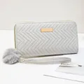 Portefeuille long gris clair matelassé avec surpiqûres chevron, dragonne et pompon - Gris