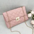 Bolso bandolera rosa acolchado para mujer con cadena dorada y cierre metálico - Rosa
