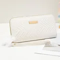 Portefeuille long blanc pour femme avec matelassage en V et pompon en fourrure - Blanc