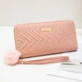 Portefeuille long en cuir PU rose clair matelassé avec pompon et fermeture dorée - Rose