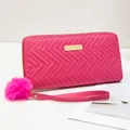Portefeuille long magenta avec surpiqûres à chevrons et un charmant pompon moelleux - Rose rouge