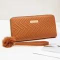 Portefeuille long en similicuir marron matelassé avec fermeture éclair et pompon doux - Marron