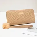Portefeuille long beige en simili cuir avec surpiqûres en V et pompon décoratif - Kaki