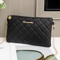 Petit sac bandoulière matelassé noir avec chaîne dorée et logo en métal chic - Noir
