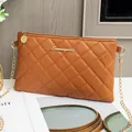 Sac à bandoulière marron matelassé avec chaîne dorée et plaque logo élégante - Marron