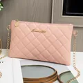 Sac bandoulière matelassé rose avec chaîne dorée et logo métallique élégant - Rose