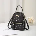 Mini mochila de cuero sintético negro con estampado floral rosa y cremalleras doradas - Negro