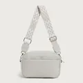 Bolso bandolera gris claro de cuero granulado con correa ancha de patrón geométrico - Blanco