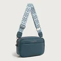 Bolso bandolera azul grisáceo con patrón lichi y correa ancha geométrica azul y blanca - Azul