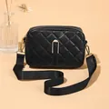 Sac bandoulière noir matelassé avec boucle dorée et bandoulière large en nylon robuste - Noir