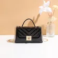 Glänzende schwarze V-gesteppte Handtasche mit goldenem Schloss und eleganter Kette - Schwarz