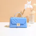 Glänzende blaue Jelly-Handtasche mit V-Steppmuster und goldener Kettenriemen - Blau