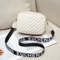 Bolso cuadrado blanco crema con costuras en zigzag y correa ancha de tela bordada - Blanco
