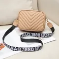 Bolso bandolera acolchado caqui con bordados y correa ancha de lona decorada - Caqui