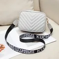 Bolso bandolera de piel sintética gris claro acolchada con correa tejida ancha bicolor - Gris