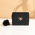 Portafoglio corto nero in pelle PU con fibbia a cuore rosa e ciondolo a pompon soffice - Nero