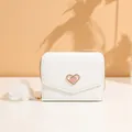 Portafoglio corto bianco in finta pelle con fibbia a cuore rosa e pompon morbido - Bianco