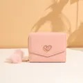 Portafoglio rosa in finta pelle con fibbia a cuore dorata e portachiavi con pompon - Rosa