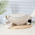 Bolso bandolera retro crema con estampado de letra M gris y correa tejida geométrica - Blanco
