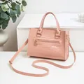 Elegante hellrosa Handtasche mit Litschi-Muster, goldenem Reißverschluss und Schultergurt - Rosa