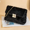 Schwarze Plüsch-Umhängetasche mit Rautensteppung und goldener Kette aus Kunstpelz - Schwarz