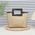 Gewebte geometrische Strohtasche mit kontrastierenden schwarzen Ledergriffen - Schwarz