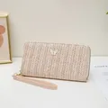 Cartera larga de paja trenzada beige con dije de mariposa y correa de muñeca rosa - Champán