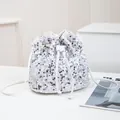 Bolso tipo cubo de lentejuelas blancas con cierre de cordón y brillo plateado - Blanco