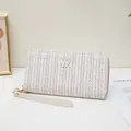 Cartera de mano larga tejida en blanco crema con un colgante de mariposa - Blanco