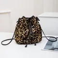 Sac seau à paillettes dorées avec cordon noir et finition métallique chic - Noir & Or