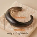 Dettaglio del bracciale rigido in resina che mostra lo spessore di 2,0 cm e il peso - Stile Grigio Fumo (AB0027-10)