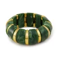 Vue macro de blocs en acrylique marbré vert avec entretoises dorées sur bracelet élastique - Texture Vert Émeraude (AB0012-21)