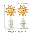Detailansicht der Vintage Goldwellen-Ohrringe mit weißen Barockperlen-Anhängern - Wellige Blumen Barockperle (KE1695)
