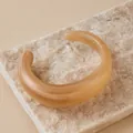 Bracciale rigido irregolare in resina ambrata con venature naturali e stile rétro - Stile Aperto Marmo Ambra (AB0027-2)
