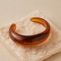 Bracciale irregolare in acrilico con motivo tartarugato ambra e finitura lucida - Stile Aperto Motivo Ambra Scura (AB0027-4)