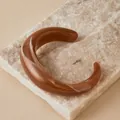 Bracciale in resina caramello con design a onde irregolari e trama marmorizzata - Stile Aperto Nuvola Caramello (AB0027-5)