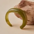 Bracciale in acrilico verde scuro con design a onde e finitura effetto marmo - Stile Aperto Nuvola Verde Scuro (AB0027-7)