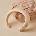 Bracciale rigido a C in acrilico con trama marmorizzata crema e marrone su roccia - Stile Aperto Misto Beige Caffè (AB0027-8)