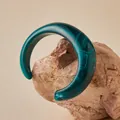 Bracciale rigido ondulato in acrilico blu-verde con finitura marmorizzata su roccia - Stile Acqua Blu Verde (AB0027-9)