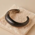Bracciale irregolare in acrilico marrone scuro con trama marmorea su base in pietra - Stile Aperto Nuvola Caffè Scuro (AB0027-10)