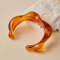 Bracciale in acrilico a onde irregolari in ambra traslucida con trama marmorea - Stile Aperto Onda Nuvola Ambra (AB0028-2)
