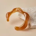 Bracciale rigido a onde in acrilico ambra con finitura in resina traslucida organica - Stile Aperto Onda Marmo Caramello (AB0028-3)