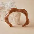Bracciale rigido ondulato in acrilico ambra con trama marmorizzata su pietra naturale bianca - Stile Aperto Onda Ambra Scura (AB0028-4)