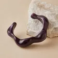 Bracciale ondulato irregolare in acrilico viola scuro con finitura marmorizzata - Stile Aperto Onda Viola Scuro (AB0028-6)