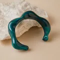 Bracciale rigido aperto in acrilico verde scuro con onde irregolari e trama marmorizzata - Stile Aperto Onda Marmo Verde Scuro (AB0028-7)