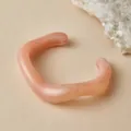 Bracciale rigido a onde in acrilico rosa pesca con elegante trama effetto marmo - Stile Onda Marmo Rosa Arancio (AB0029-1)