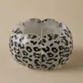 Bracciale in acrilico leopardato con finitura bianca traslucida e macchie nere irregolari - Stile Blocco Ovale Leopardato Bianco (AB0061-1)