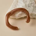 Bracciale rigido ondulato in acrilico marrone ambra con motivo a venature naturali - Stile Aperto Onda Ambra Marrone (AB0029-3)