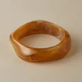 Irregular amber marble resin bangle featuring a vintage caramel tortoiseshell pattern - Amber White Quicksand (AB0054-4)