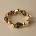 Elastic beaded bracelet with golden organic metal beads and brown leopard print resin beads - Gold Organic Bead With Brown Pattern Style (AB0065-5)